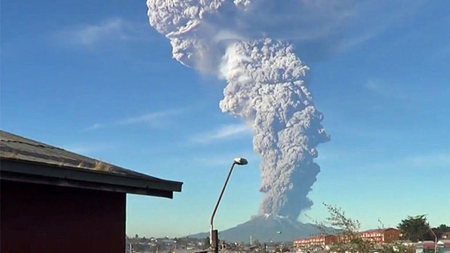 ​Cột khói lớn bốc lên từ núi lửa Calbuco.